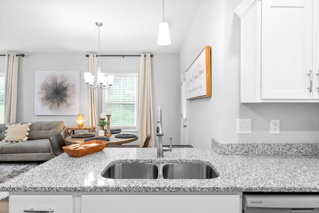 One-Of-A-Kind Smart, Cookie Themed Home For Up To 6 Кларксвілл Екстер'єр фото